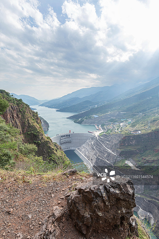 昭通巧家高山峡谷中的金沙江白鹤滩水电站图片素材