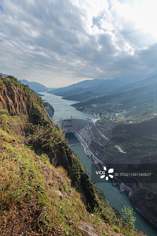 昭通巧家高山峡谷中的金沙江白鹤滩水电站图片素材