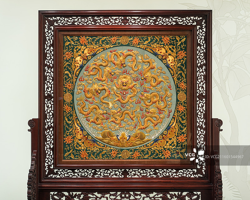 非遗潮绣五福临门蚕丝立体双面绣地屏屏风图片素材