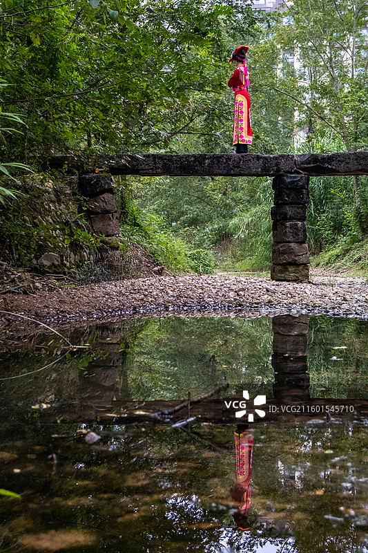四川省绵阳市户外羌族女性服装展示，羌绣，刺绣图片素材