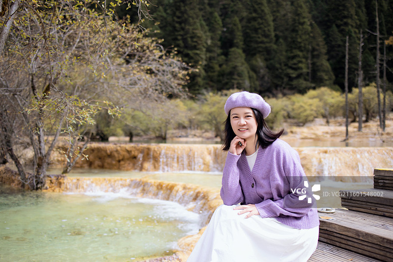 在阿坝州黄龙旅行的女子图片素材