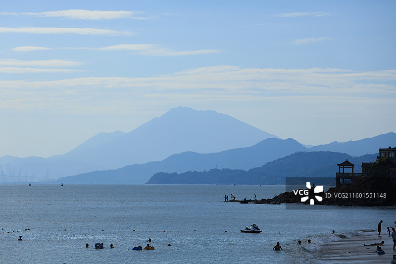 深圳官湖沙滩海边，乳状云，海山，游船，盐田港，蓝天白云，天空，蓝色，港口，海阔天空图片素材