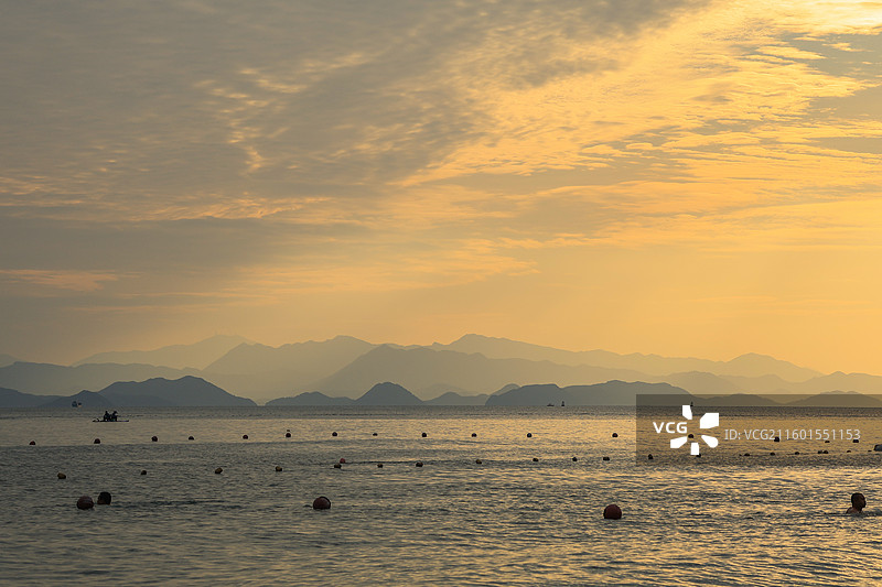 深圳官湖沙滩海边日落，晚霞，金色海浪，夕阳，红日，剪影，火烧云，港口，黄昏图片素材