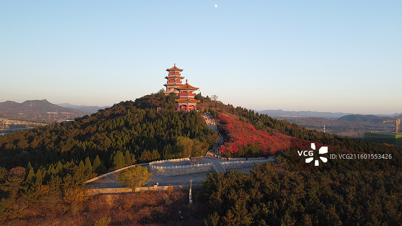 凤凰山皓月当空红叶风光图片素材