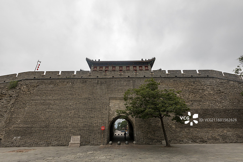 秦皇岛市山海关古城，望洋楼古建筑阴天风景图片素材