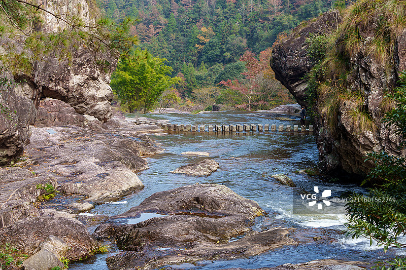 秋日下的浙江省温州市百丈漈下游戏水岩石风光图片素材