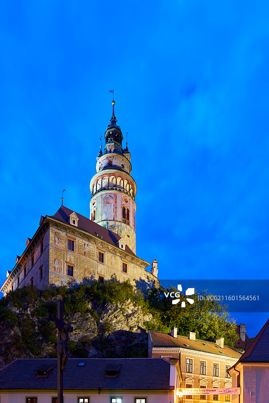 夜幕下的古老城堡与钟楼图片素材