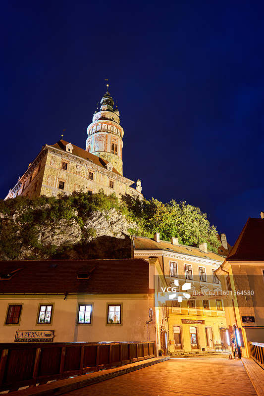 夜幕下的古老城堡与木桥图片素材