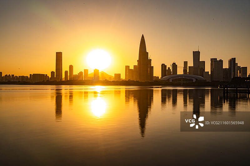 深圳湾后海高楼大厦的日落美景图片素材