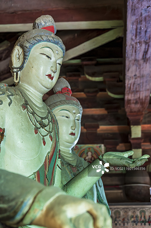 山西省晋中市平遥县五代始建镇国寺风光——万佛殿内的五代原作“胁侍与菩萨”彩塑珍品（局部特写）图片素材