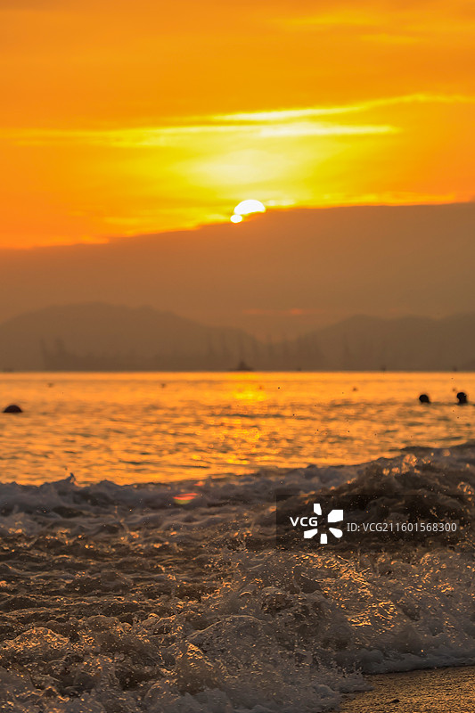 深圳官湖沙滩海边日落，晚霞，金色海浪，夕阳，红日，剪影，火烧云，港口，黄昏图片素材
