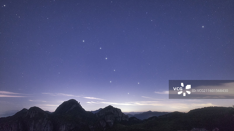 北斗七星映衬的山景图片素材