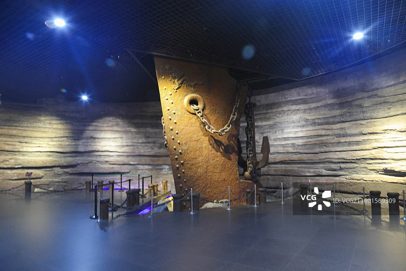 山东威海刘公岛中国甲午战争博物馆场景酒瓶玻璃罩鱼雷炮弹皮鞋眼镜铁锤图片素材