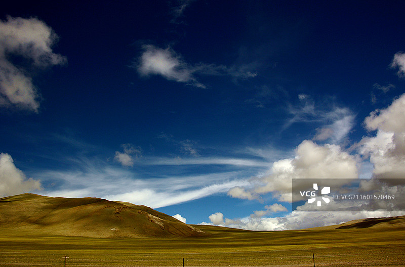 西藏阿里羌塘革吉沿途天空山峦云雾草原牧场湿地牛羊图片素材