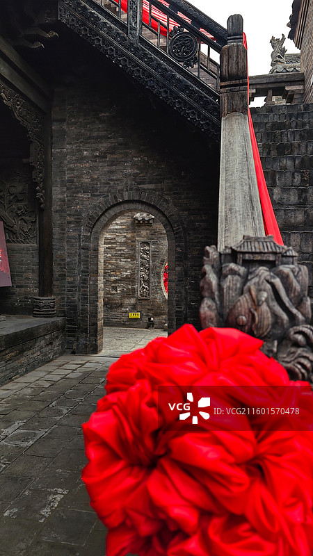 太原古县城《满江红》拍摄基地是五进式传统院落，保留电影道具与场景，可租古装沉浸式体验，是网红打卡地。图片素材