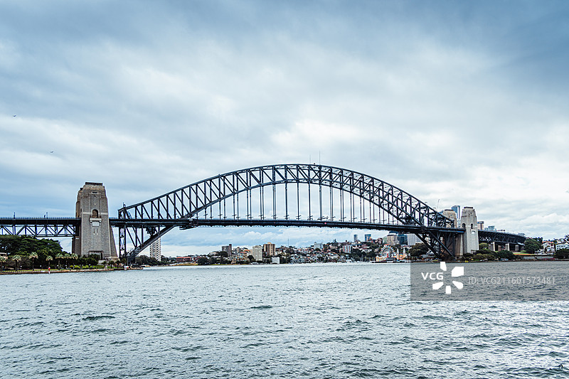 多云的天空映衬下的悉尼港湾大桥图片素材