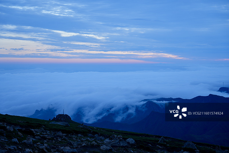 北京东灵山的云海与信号塔图片素材