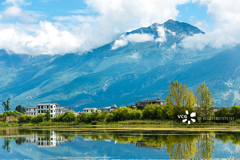 中国云南省大理白族自治州鹤庆县东草海国家湿地公园附近风光图片素材