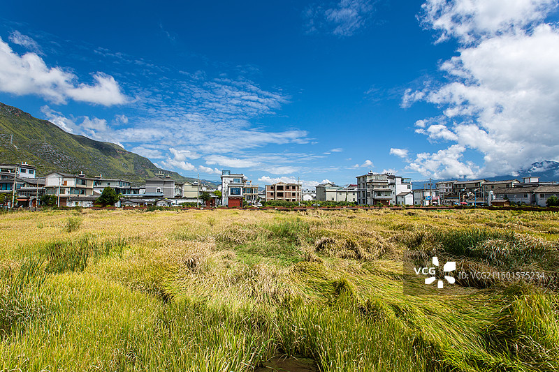 中国云南省大理白族自治州鹤庆县新华村附近自然风光图片素材