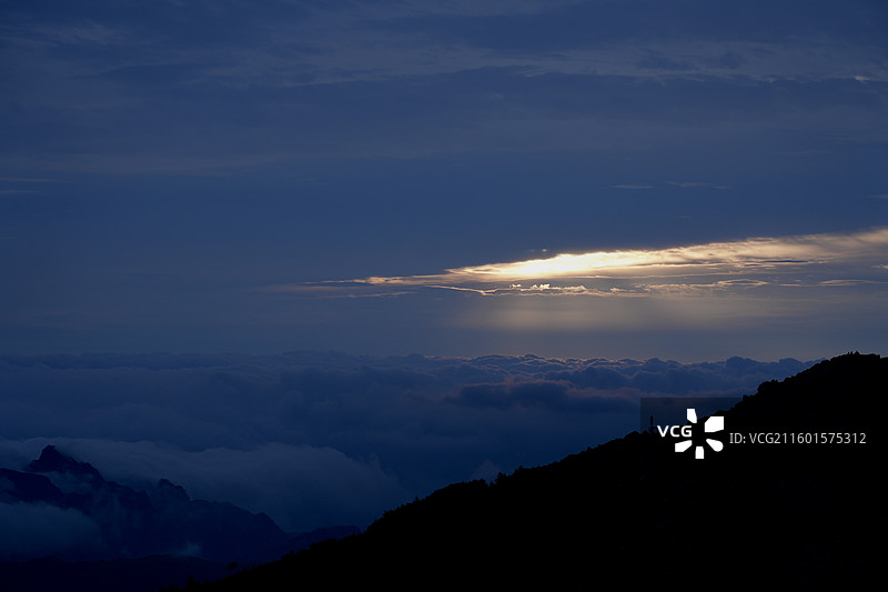 北京东灵山的日出与云海图片素材