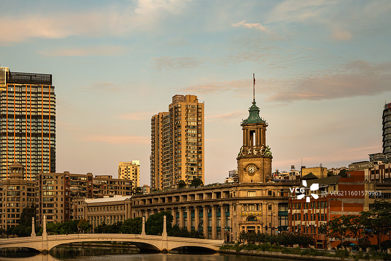 上海邮政博物馆日出朝霞 都市历史建筑与晨光景观图片素材