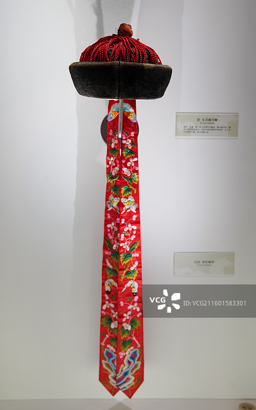 上海 上海历史博物馆 鄂尔多斯草原文化展 “九曲黄河 马背长歌”清代 女式圆壳帽 绣花飘带图片素材