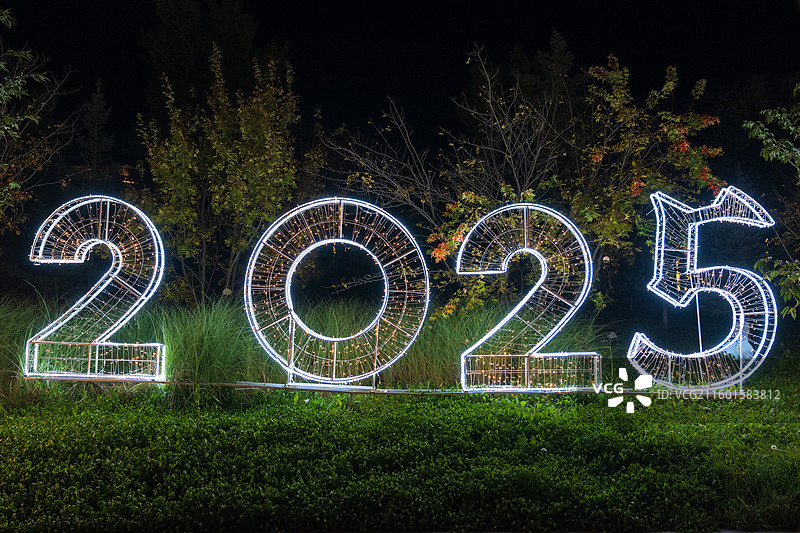 LED彩灯组成的2025图片素材