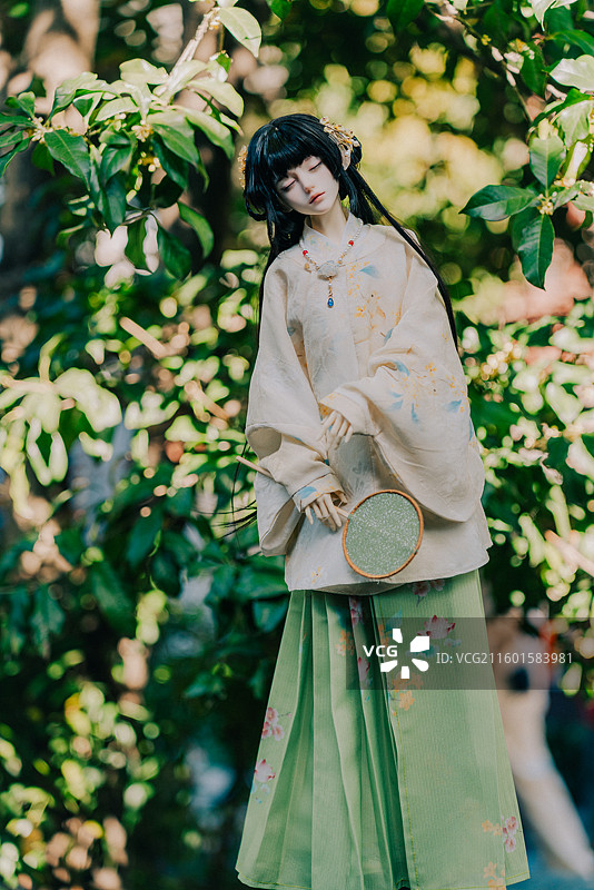 桂花树前汉服少女木偶特写图片素材