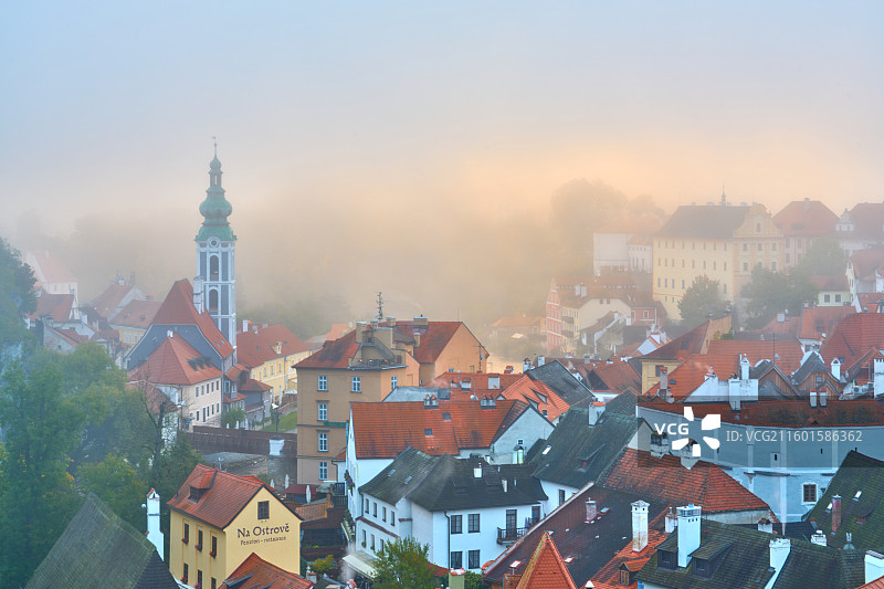 雾气弥漫的欧洲小镇清晨景象图片素材