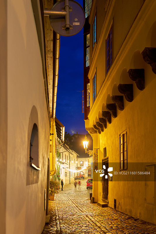 黄昏时分的欧洲小镇街道夜景图片素材