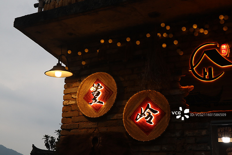 青山环绕古村落，绿水映照白墙间图片素材