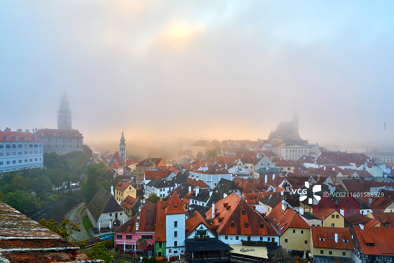 雾气笼罩下的布拉迪斯拉发老城图片素材
