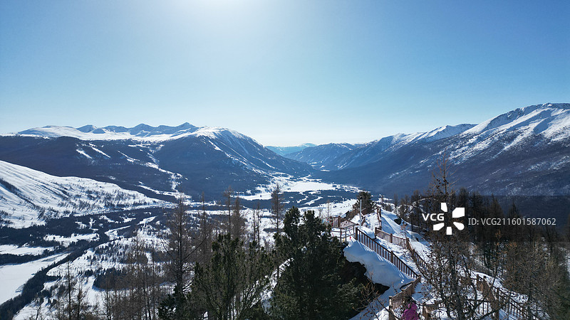 结冰的喀纳斯河，冬季的，喀勒哈德，阿勒泰地区的禾木，喀纳斯河边上钓鱼台，塔楼风景，航拍图片素材