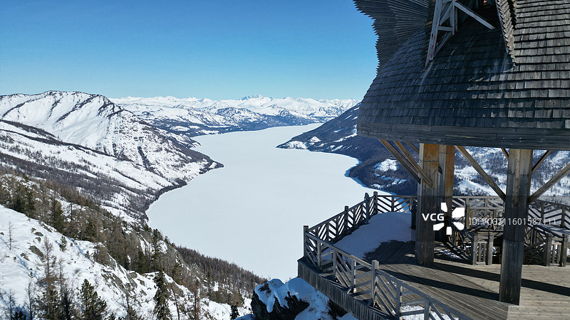 结冰的喀纳斯河，冬季的，喀勒哈德，阿勒泰地区的禾木，喀纳斯河边上钓鱼台，塔楼风景，航拍图片素材