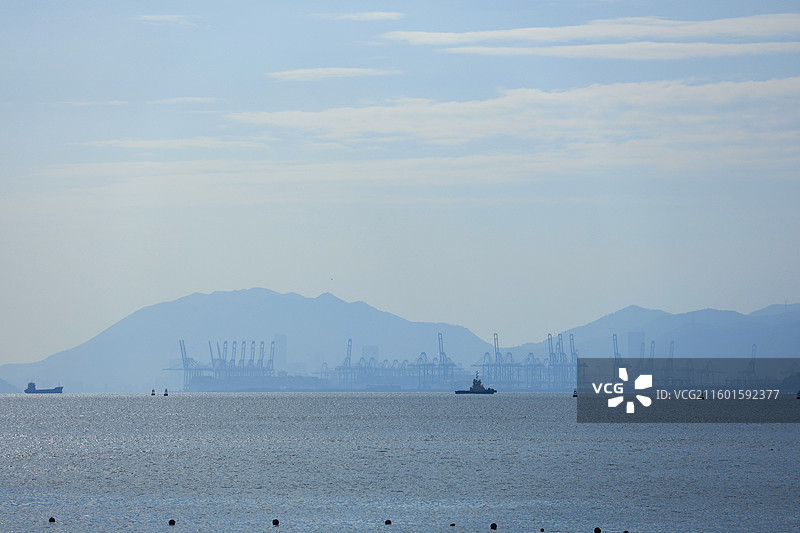 深圳官湖沙滩海边，乳状云，海山，游船，盐田港，蓝天白云，天空，蓝色，港口，海阔天空图片素材