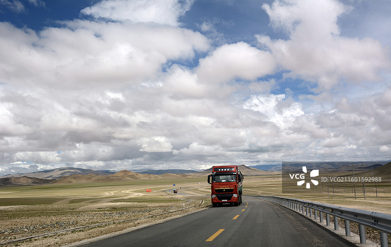 夏日西藏阿里羌塘革吉县沿途山峦湿地公路运输草原野驴图片素材