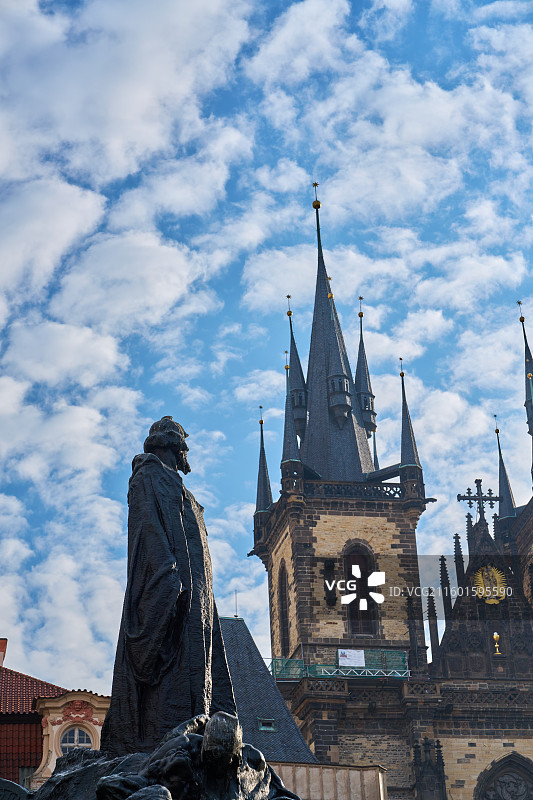 雕像与教堂的对比之美图片素材