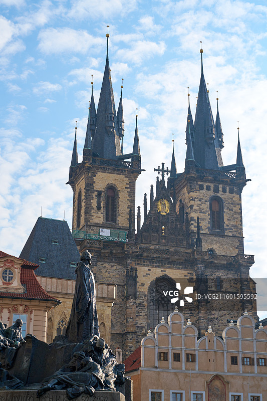 哥特式建筑与雕像的和谐之美图片素材