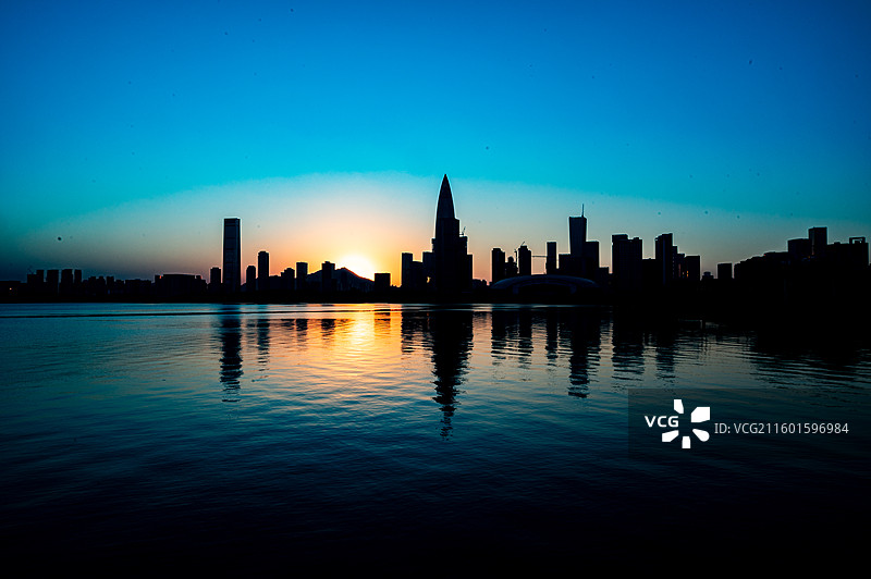 深圳湾后海高楼大厦的日落美景图片素材