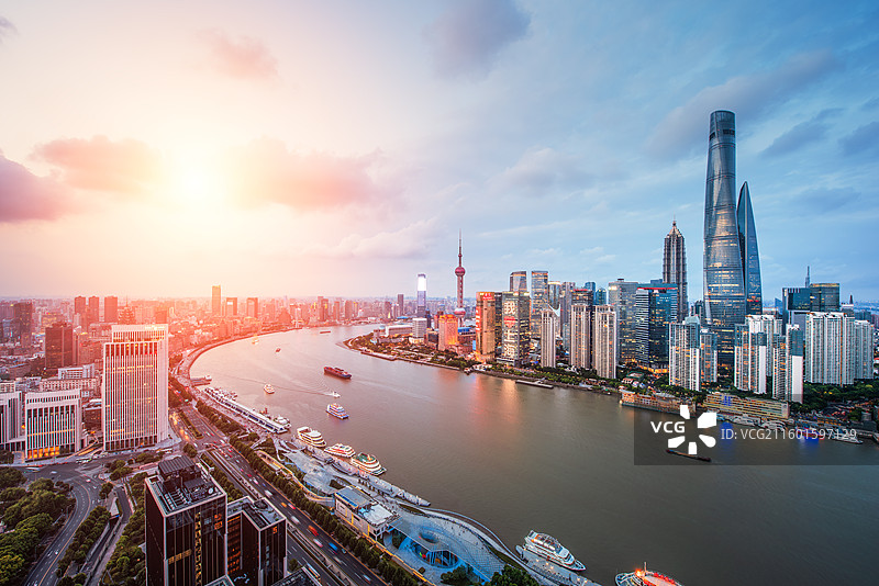上海BFC外滩金融中心顶楼视角黄浦江陆家嘴东方明珠金茂环球金融上海中心大厦白玉兰广场日落全景图片素材