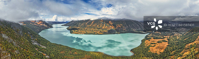 新疆阿勒泰，喀纳斯景区，喀纳斯湖秋季的壮丽风光：秋雨后天空出现一道彩虹。图片素材