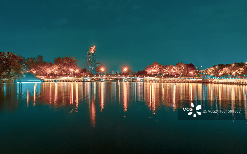 夜幕下的城市建筑特写宝塔车流灯光图片素材