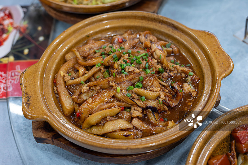 粤菜餐馆的红烧茄子煲的高机位特写镜头图片素材