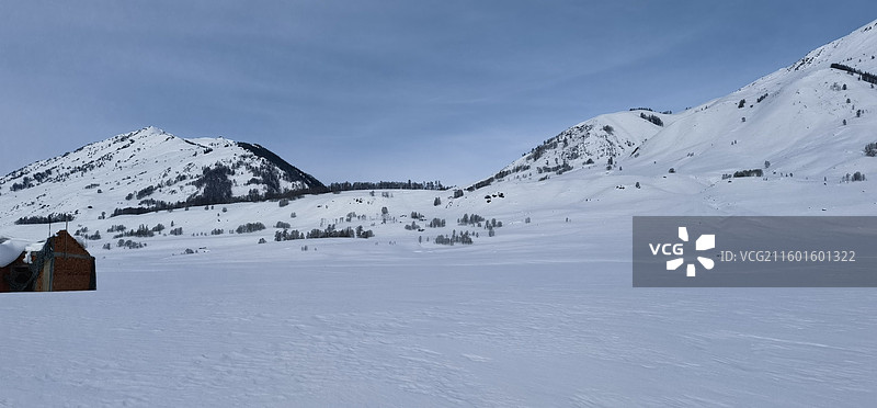 白雪皑皑的群山在天空中的全景图片素材
