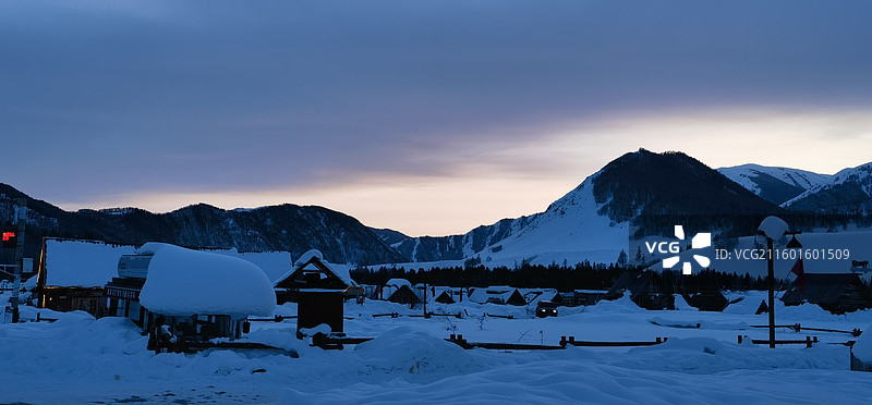 冬天蓝调时刻的禾木村庄图片素材