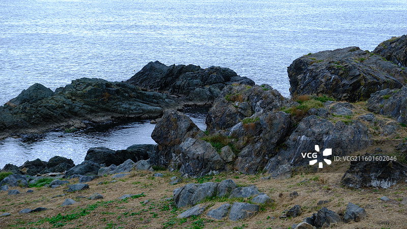 秋天白云蓝天海洋岩石礁石温暖光影青森海岸线观赏台青森八户苇毛崎展望台图片素材
