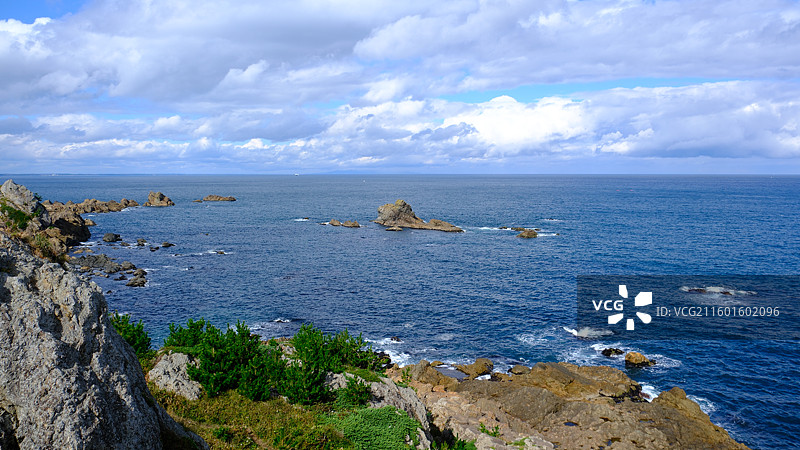 秋天白云蓝天海洋岩石礁石温暖光影青森海岸线观赏台青森八户苇毛崎展望台图片素材