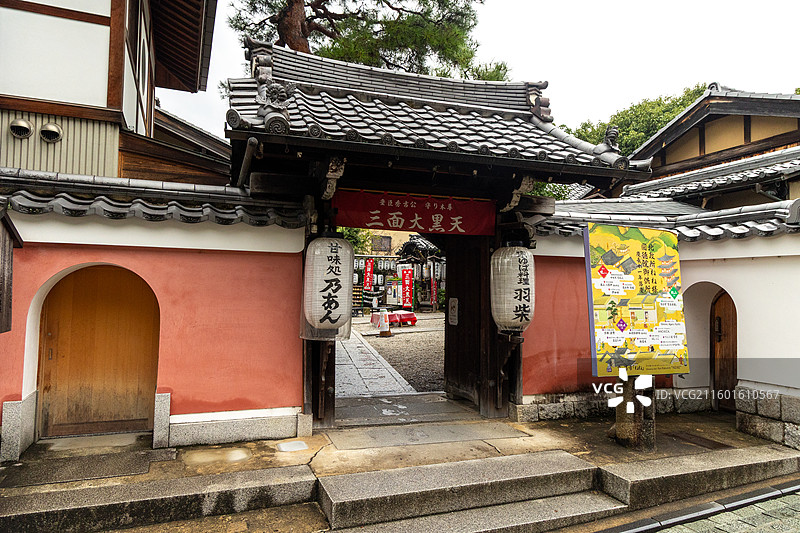 京都圆德院入口：三面大黒天寺院，清晨的红色墙壁与灯笼图片素材