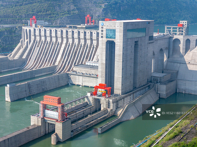 云南省昭通市水富市向家坝水电站升船机和引航道图片素材