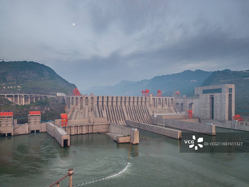 云南省金沙江向家坝水电站和月亮图片素材